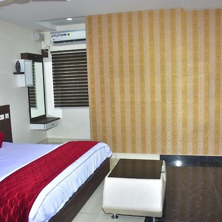 Готель Pagadala Grand Residency Bapatla Екстер'єр фото